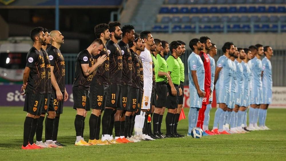 يحدث في الدوري الكويتي.. نائب رئيس القادسية ينزل إلى أرضية الملعب ويطالب لاعبيه بـ"الانسحاب"!