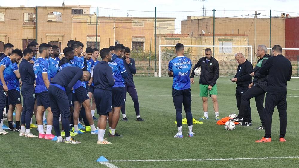 بعثة المولودية الوجدية تسافر للدار البيضاء "عبر الطائرة" قبل التوجه لأكادير تأهبا لمواجهة الحسنية