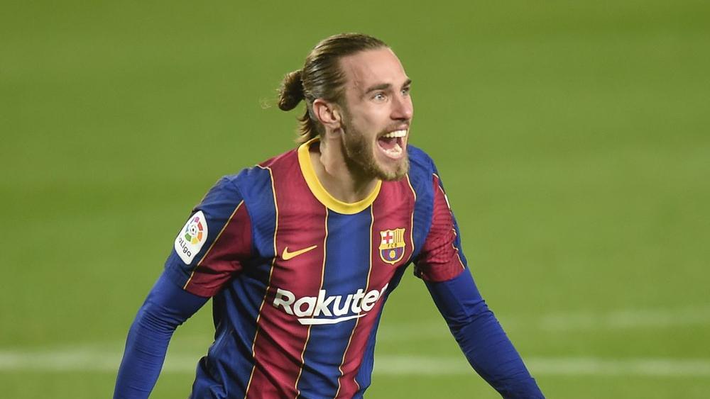 رسميا/ برشلونة يجدد عقد مدافعه مينغويزا ويحدد 100 مليون يورو كشرط جزائي