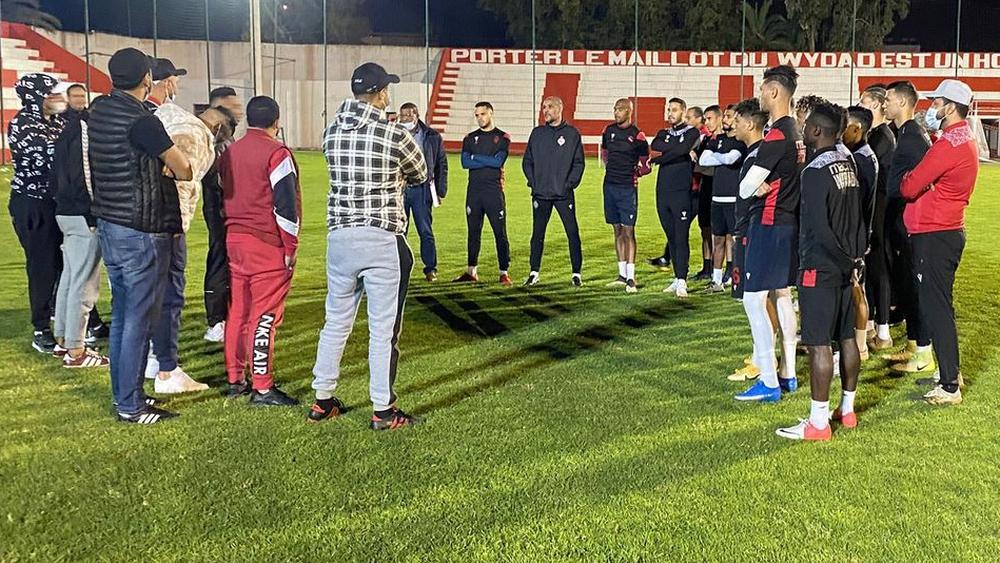 "الوينرز" يزور لاعبي الوداد في التداريب ويدعو أنصار النادي للالتفاف حول مصلحة الفريق "العليا"