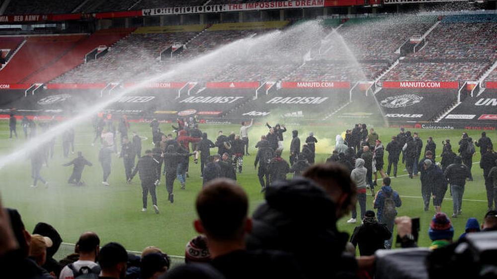 بسبب "ثورة المشجعين" واقتحامهم للملعب.. مانشستر يونايتد يعلن تأجيل مباراته أمام ليفربول إلى "موعد لاحق"