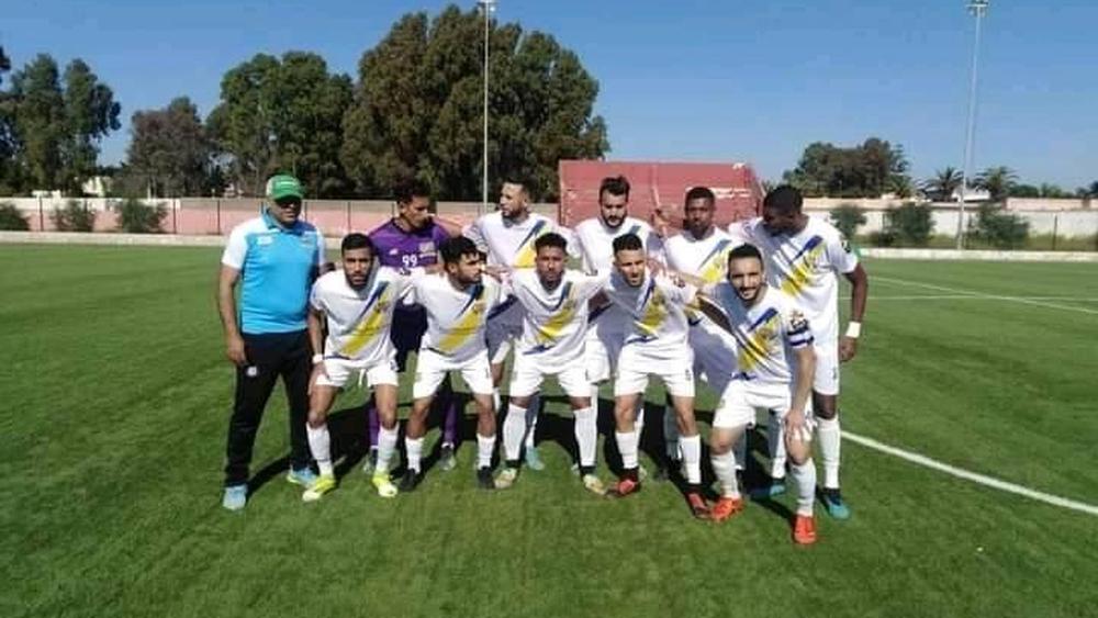 لاعبو م.عين عودة يرفضون الخروج من مستودع الملابس وينهزمون بـ"القلم" ورئيسهم يصرح لـ"البطولة": "كَاين الّلي كايتسالْ كْتَار منهم وماخَانش فَرقتُو!"