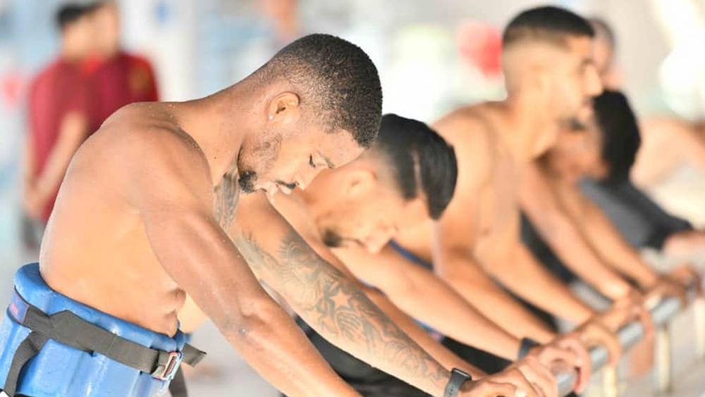 بعد مواجهتهم للرجاء والوداد في "ظرف أسبوع".. لاعبو الجيش الملكي يجرون حصة لإزالة العياء في المسبح التابع لمركز النادي