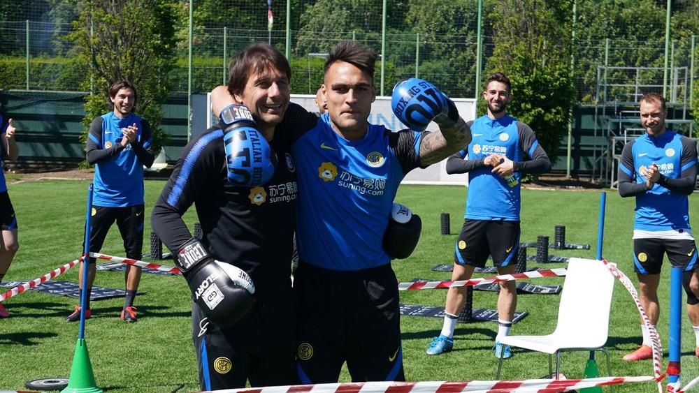 بعد "غضب" لاوتارو ورد كونتي: "لا تتصرف كأنك ظاهرة".. المهاجم ومدربه ينهيان "الخلاف" بنزال "كوميدي" في الملاكمة!