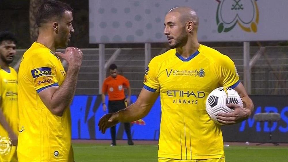 حمد الله وأمرابط يتنازعان حول تنفيذ ضربة جزاء أمام العين بالدوري السعودي