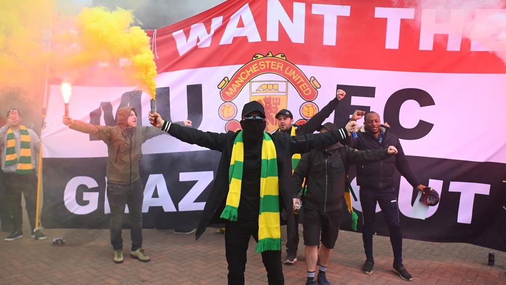 رغم الاحتجاجات ضد مُلاك النادي .. مانشستر يونايتد يُوافق على حضور 10 آلاف متفرج في مباراة فولهام