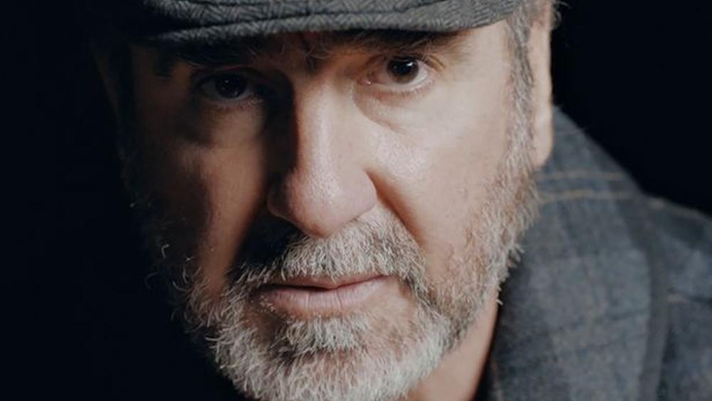 إيريك كانتونا يقود حملة تبرعات من أجل "غزة" وينشر صورة له بقميص يحمل كلمة "الأمل من أجل فلسطين"