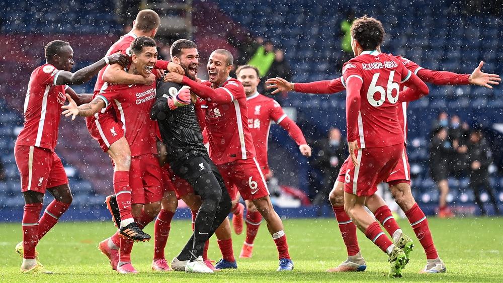 على طريقة "بونو" .. حارس ليفربول "أليسون" يرتدي عباءة الهدّاف ويسجل هدف الإنقاذ ضد وست بروميتش