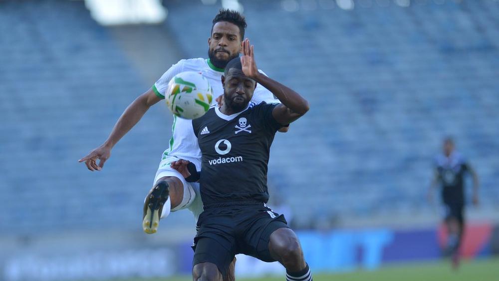 الرجاء يراسل "الكاف" احتجاجاً على الأداء التحكيمي لمباراته أمام بيراتس ويصفه بـ"الكارثي"