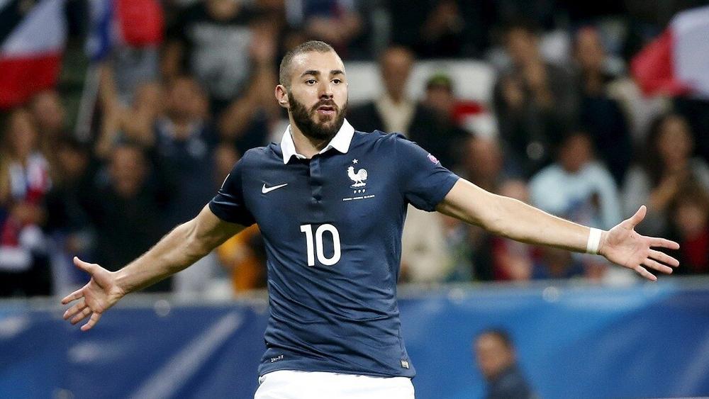 بنزيما يضيف وصف "لاعب المنتخب الفرنسي" على "تويتر" ويعزز أنباء عودته لقائمة "الديوك"