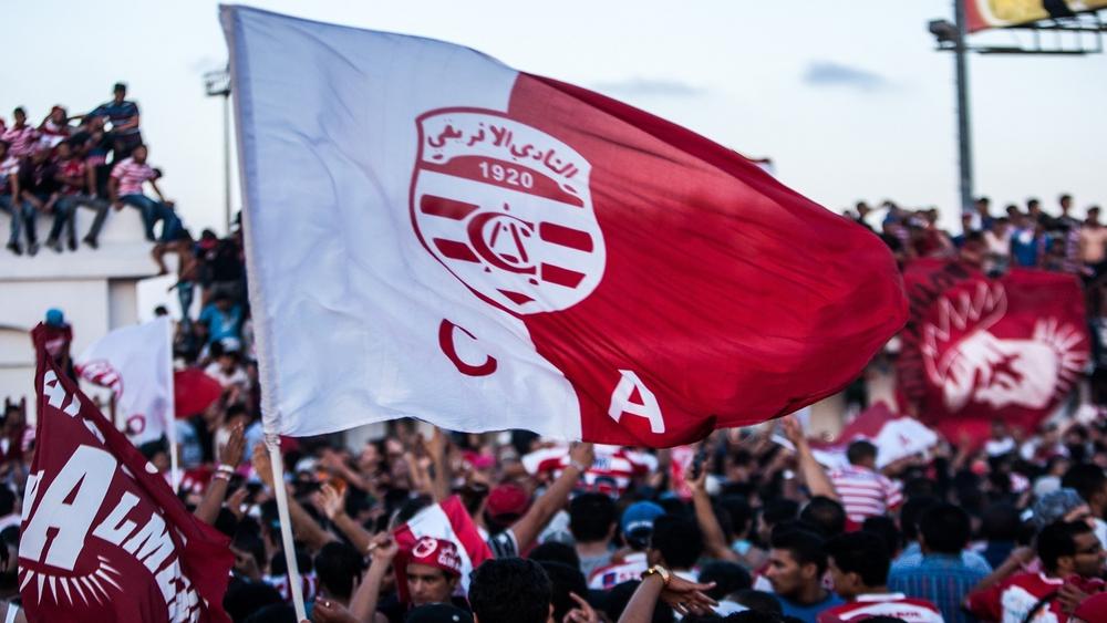 الآلاف من جماهير النادي الإفريقي تُحاول الوصول لمحيط الملعب قبل مباراتهم الحاسمة بالدوري وقوات الأمن تُطلق الغاز المُسيل للدموع