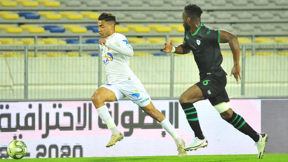 التشكيلة الرسمية لفريقي م. وجدة والرجاء الرياضي.. الشابي يقدم على "تغييرات بالجملة" وكازوني يزج بالمودن منذ البداية