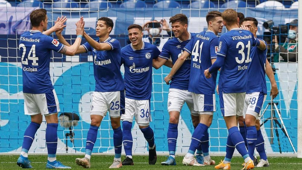 رسميا/ شالكه يستغني عن عشرة لاعبين "دفعة واحدة" بنهاية الموسم