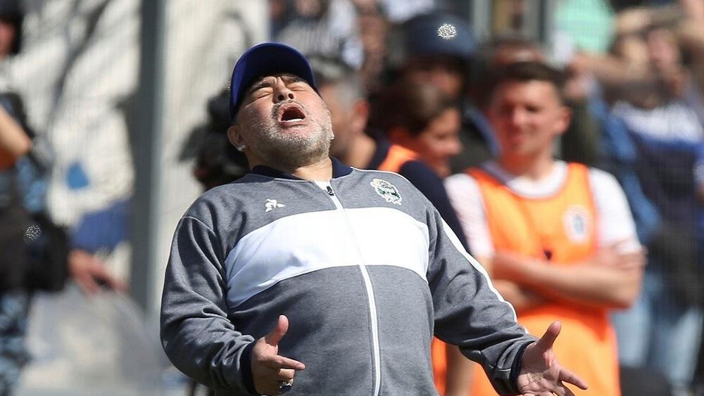 أفراد الطاقم الطبي الخاص بالأسطورة الأرجنتينية مارداونا يواجهون تهمة "القتل العمد"