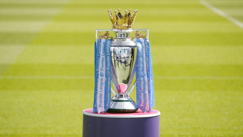 نجل أسطورة مانشستر سيتي ومشجع تعافى من عملية جراحية في المخ يسلمان الفريق كأس الدوري الإنجليزي