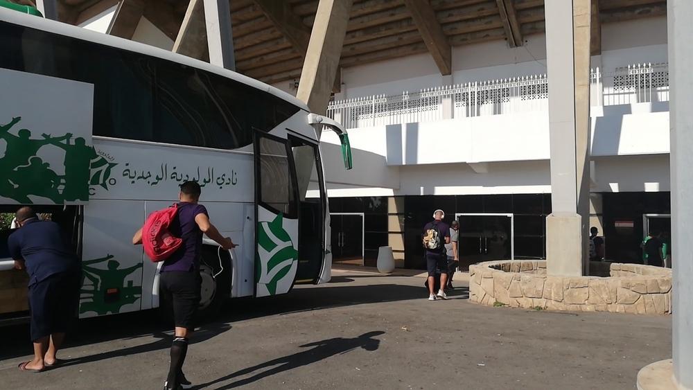 حافلة مولودية وجدة ممنوعة من التوقف في "باحات الاستراحة" دون تنسيق مسبق مع السلطات خلال رحلة آسفي