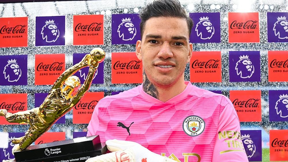 حارس مانشستر سيتي "إيدرسون" يُتوج بجائزة "القفاز الذهبي" للعام الثاني تواليًا
