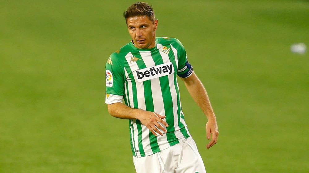 خواكين يجدد عقده مع ريال بيتيس ويواصل اللعب في "الليغا" لما بعد الـ40 عامًا