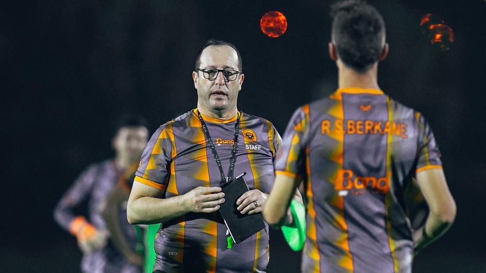 بنعلي: "أتمنى أن نكون ثالث 'بطل للكونفدرالية' يتوج بالسوبر الأفريقي بعد الرجاء والزمالك ولا خوف من الأخطاء التحكيمية بوجود 'الفار'"