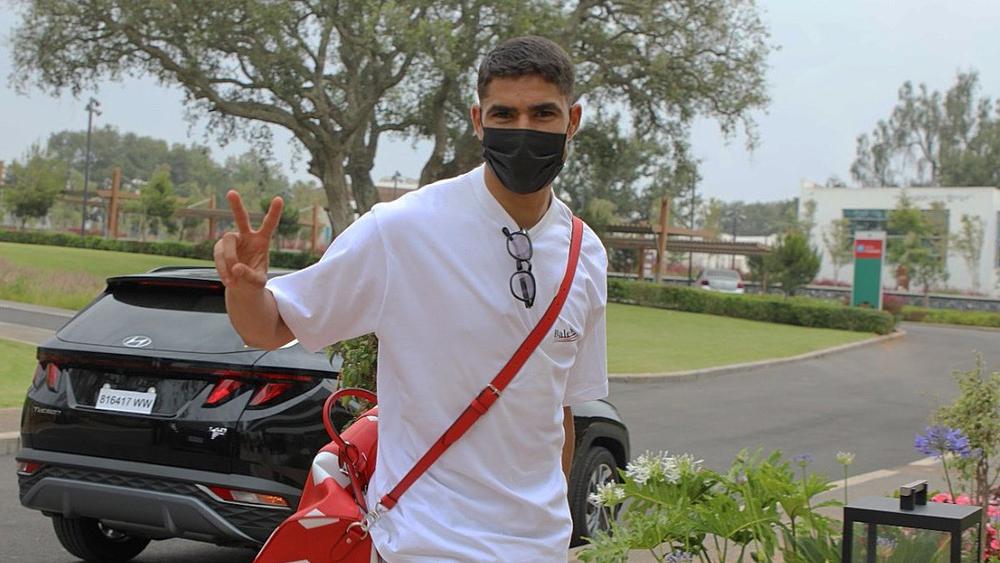 تزامناً مع ارتباط إسمه بباريس سان جيرمان.. حكيمي يصل إلى معسكر "الأسود" بـ"مركز محمد السادس"