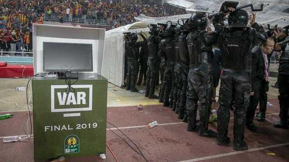 بعد "اللغط التحكيمي" الذي صَاحَب مباريات الربع.. "الفار" حاضر في المربع الذهبي ونهائي دوري أبطال أفريقيا