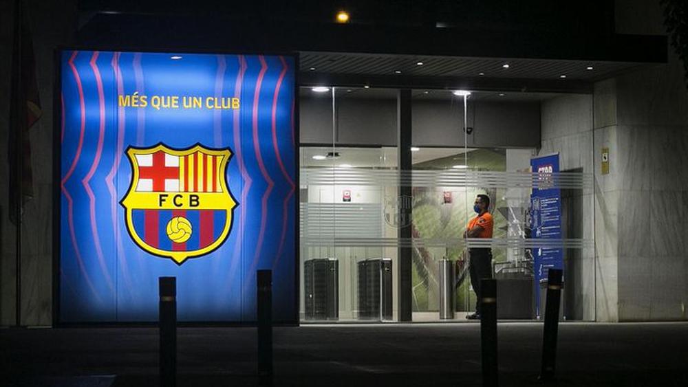 عقود مكررة ومدفوعات مقابل "خدمات وهمية" في برشلونة