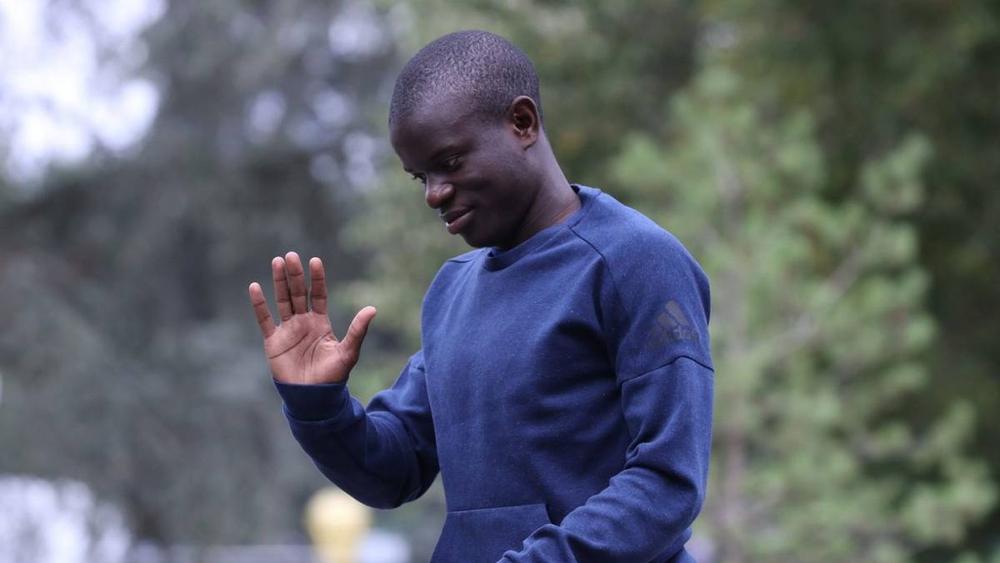 كانتي: "أنا مجرد شخص عادي.. أحب أن أترك علاقة جيدة مع اللاعبين والأشخاص الذين ألتقي بهم في الشارع"