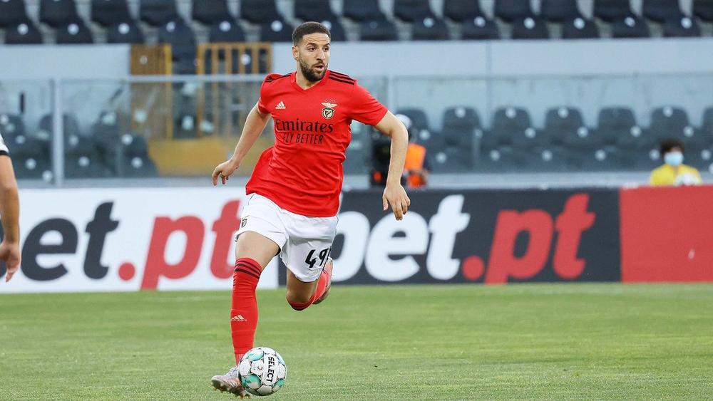 بنفيكا يرفض عرضا خليجيا للتخلي عن خدمات عادل تاعرابت