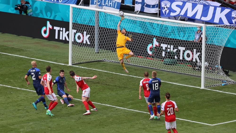 رسميا/ الاتحاد الأوروبي يقرر "استئناف" مباراة الدنمارك وفنلندا بعد استقرار حالة إريكسن وتجاوزه "مرحلة الخطر"