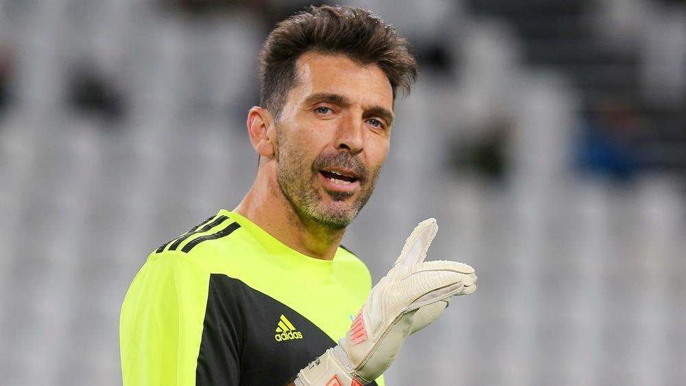 بوفون يرد على أنباء عودته إلى بارما: "أرفض الاعتزال حاليًا ولدي العديد من العروض على الطاولة"