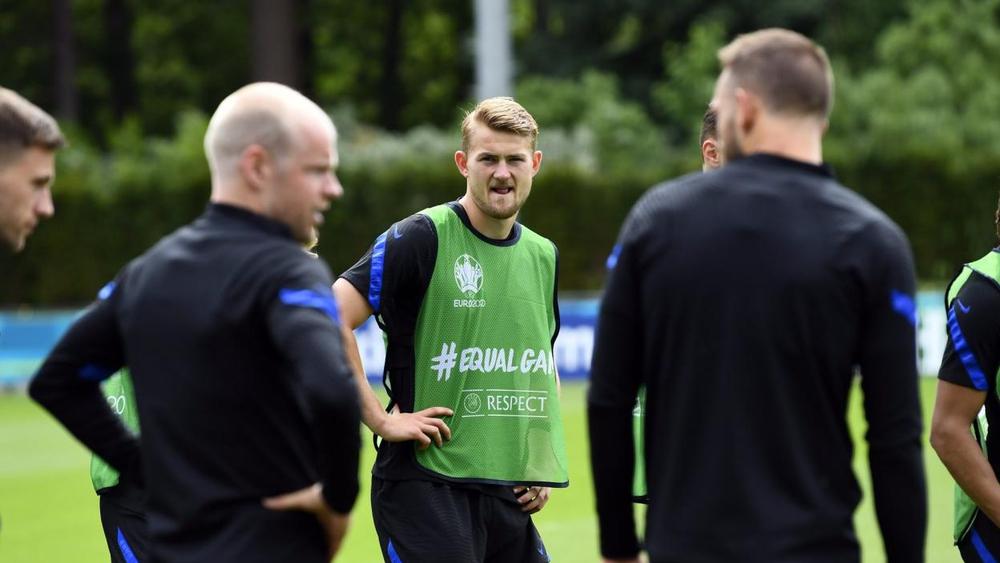 بعد غيابه عن المباراة الأولى في الـ"يورو".. دي ليخت جاهز للمشاركة ضد النمسا