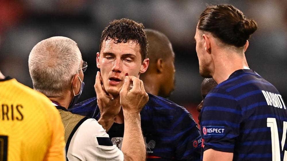 "نقابة اللاعبين" تطلب توضيحات من الـ"يويفا" بعد قرار استكمال بافارد مباراة ألمانيا رغم "فقدانه الوعي"!