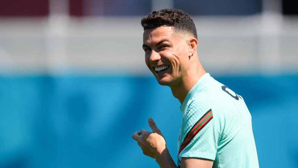 كريستيانو رونالدو يسجل "الرقم القياسي" في عدد المتابعين على الـ"إنستغرام" بوصوله إلى "300 مليون معجب"