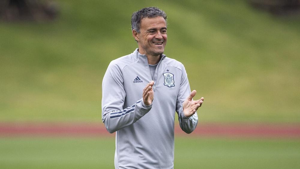 إنريكي يدافع عن موراتا ويحضر خطة لإيقاف ليفاندوفسكي: "علينا منعه من الحصول على الكرة"