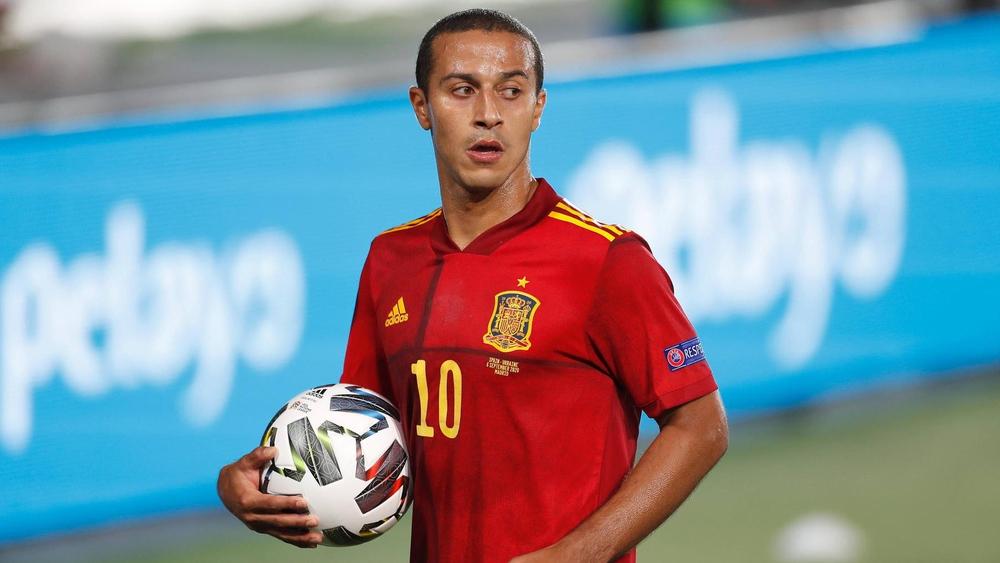 تياغو ألكانتارا: "أكره كرة القدم الحديثة.. بتواجد الـ'VAR' أصبحنا لا نشاهد المكر والخداع الذي يعتبر جزءاً من اللعبة"!