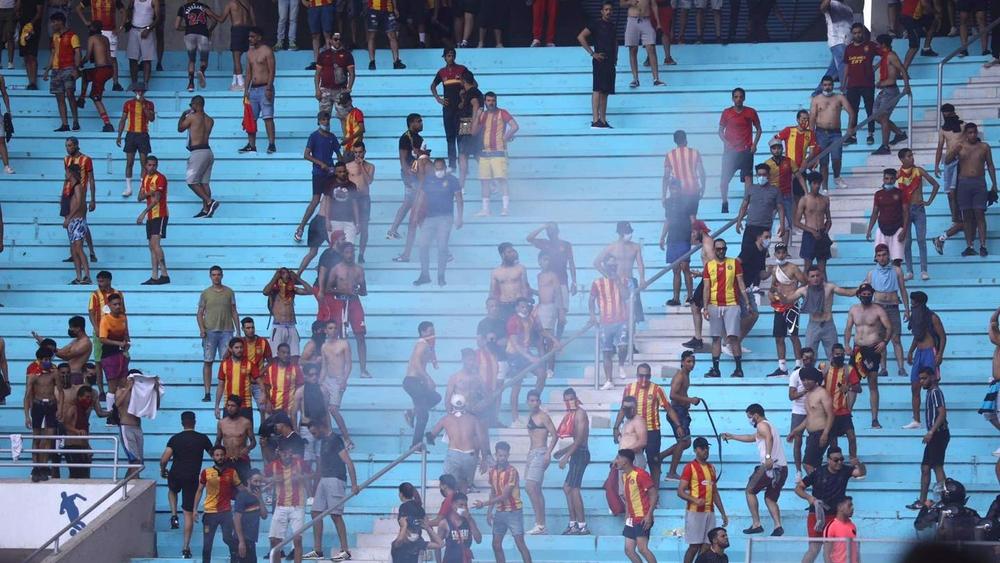 شغب ومواجهات بين الجماهير والأمن التونسي تتسبب في "تأخير" مباراة الترجي والأهلي عن موعد انطلاقتها