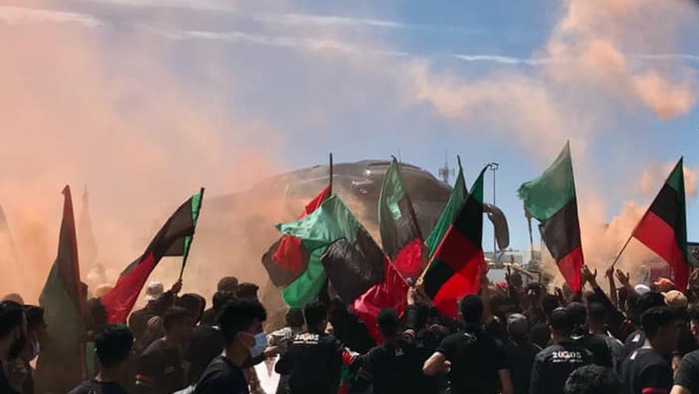 "أولتراس عسكري" ترافق حافلة الجيش الملكي من الرباط إلى القنيطرة لتحفيز اللاعبين بشعار: "ما نْفرَّطْ فِيكْ"