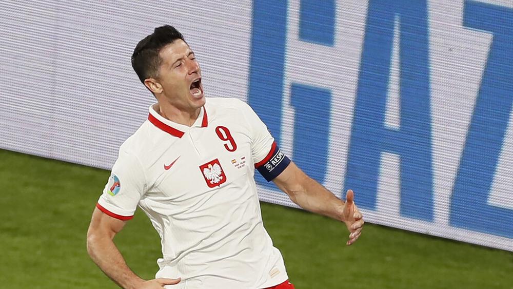 بهدفه في مرمى إسبانيا.. ليفاندوفسكي يصبح أول بولندي يهز الشباك في 3 نسخ من "اليورو"