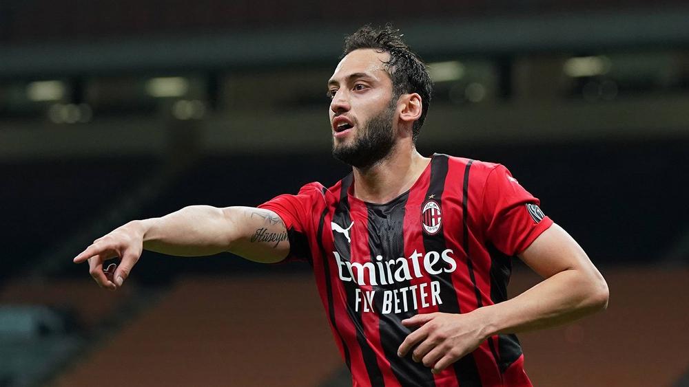 الإنتر يستعد لتوجيه "ضربة قوية" لغريمه ميلان بـ"خطف" تشالهان أوغلو