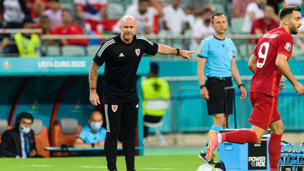 مدرب ويلز: "يملؤنا الطموح للوصول لأبعد نقطة ممكنة في اليورو"