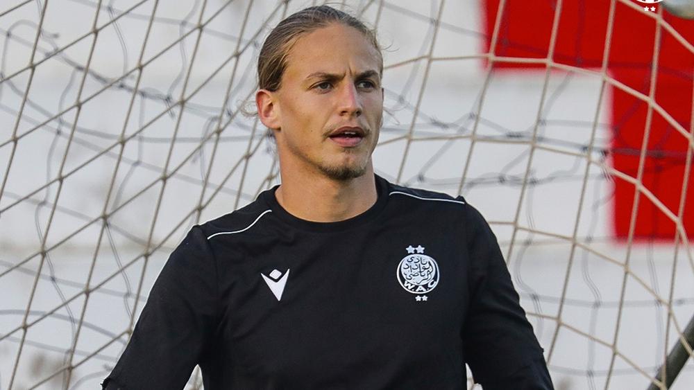 لاعبو الوداد يحتفلون بعيد ميلاد الحارس ينيس حنين بمقر إقامة الفريق في جوهانسبورغ