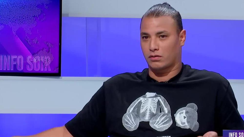 الشماخ: "ابتعدت عن الأضواء للاعتناء بابنتي المُصابة بالتوحُّد.. أنا خجول بطبعي وأسرتي كانت أولويتي بعد الاعتزال"