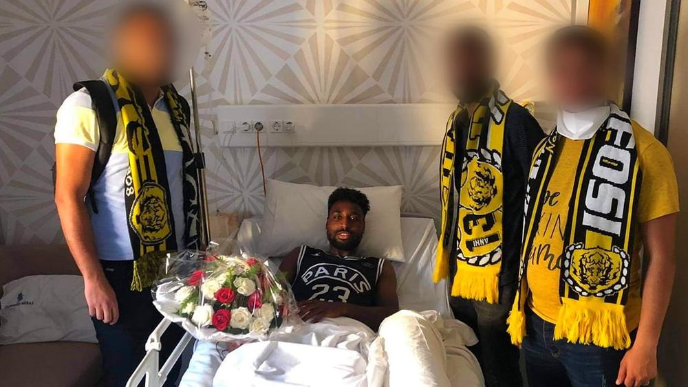 أعضاء "فاتال تايغرز" يزورون لحسن كوربي بعد إجرائه عملية جراحية "ناجحة" بإحدى مصحات الرباط