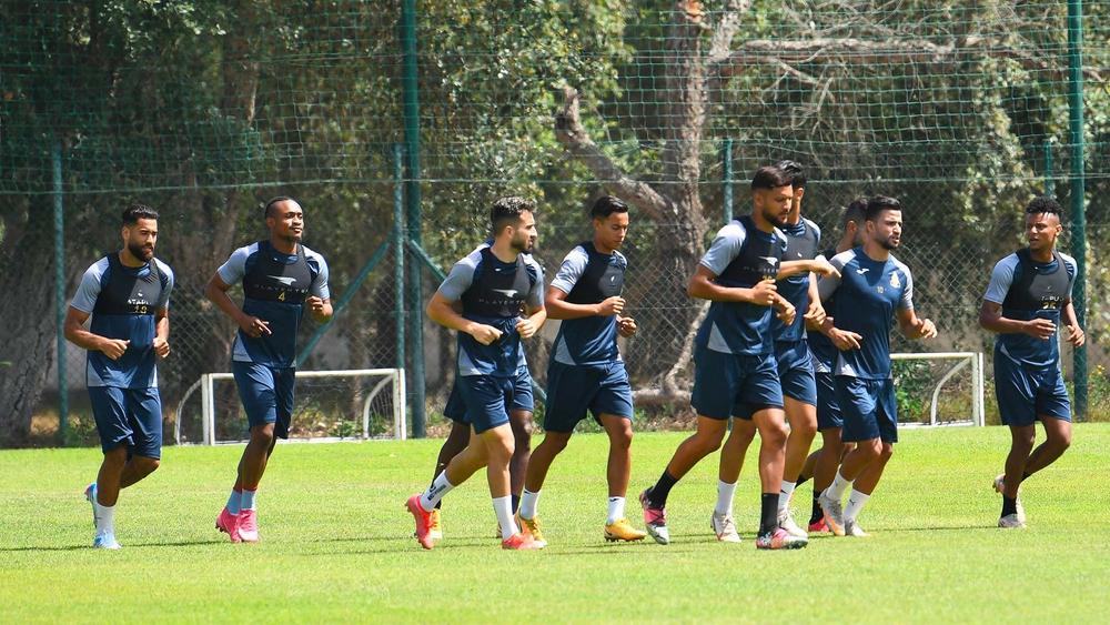 بعد انتصاره على نهضة بركان.. الجيش الملكي يشرع في استعدادته للقاء اتحاد طنجة بحصة صباحية