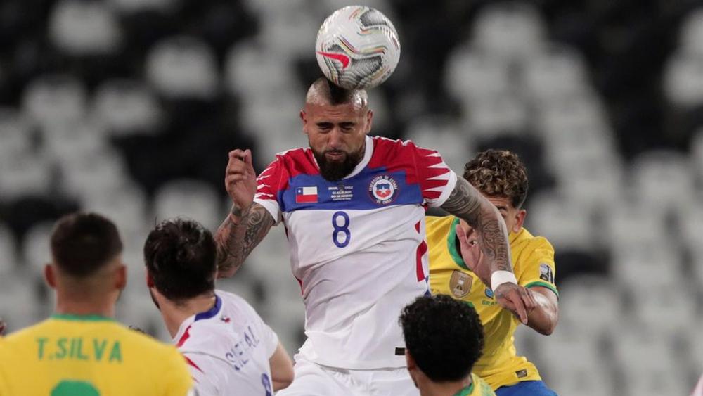 فيدال: "أقصينا أمام البرازيل بسبب حكم 'مهرج' يظن نفسه ملكا للعرض.. لكننا غادرنا برؤوس مرفوعة"