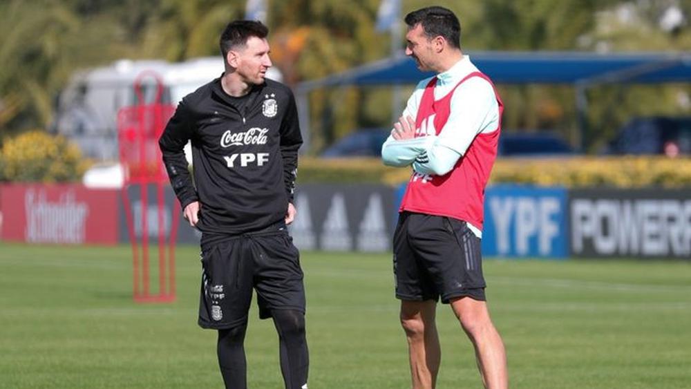 سكالوني مدرب الأرجنتين: "الاستمتاع بميسي هو أفضل ما يحدث لمحبي كرة القدم.. حتى منافسوه يفعلون ذلك"