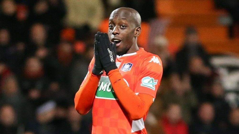 لاعب لوريان "ويسا" يتعرض لـ"حروق" في عينيه بعد الهجوم عليه في منزله.. "مخاوف" من عدم استرجاعه بصره بنسبة كاملة!