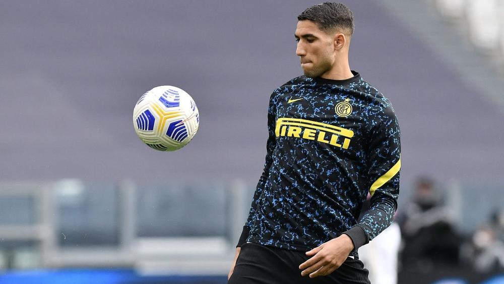 حكيمي يُعلن بتغريدة على "تويتر" سفره والإعلامي رومانو يجزم بأنه متوجه إلى باريس