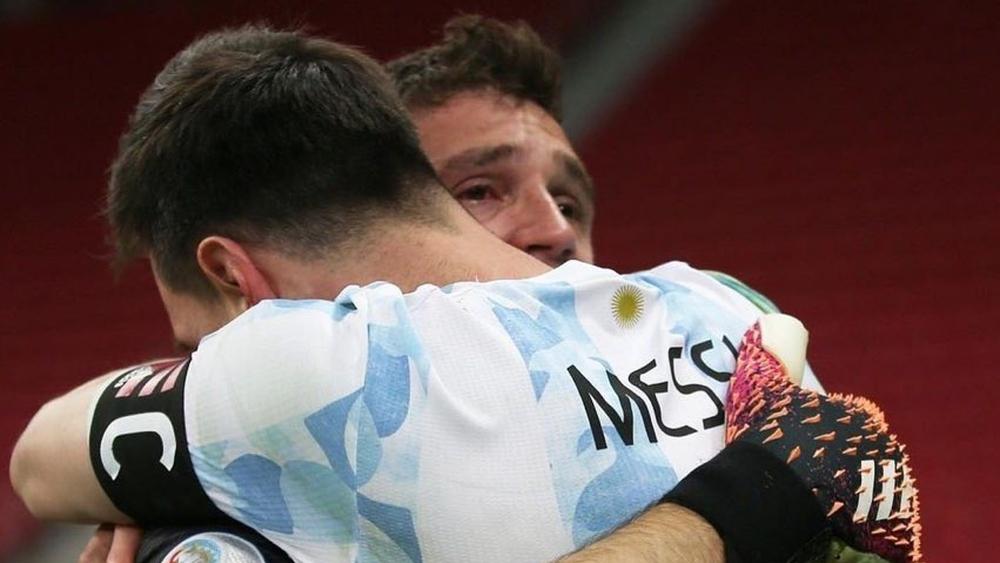 ليونيل ميسي: "إيميليانو مارتينيز ظاهرة وأنا سعيد للغاية من أجله"