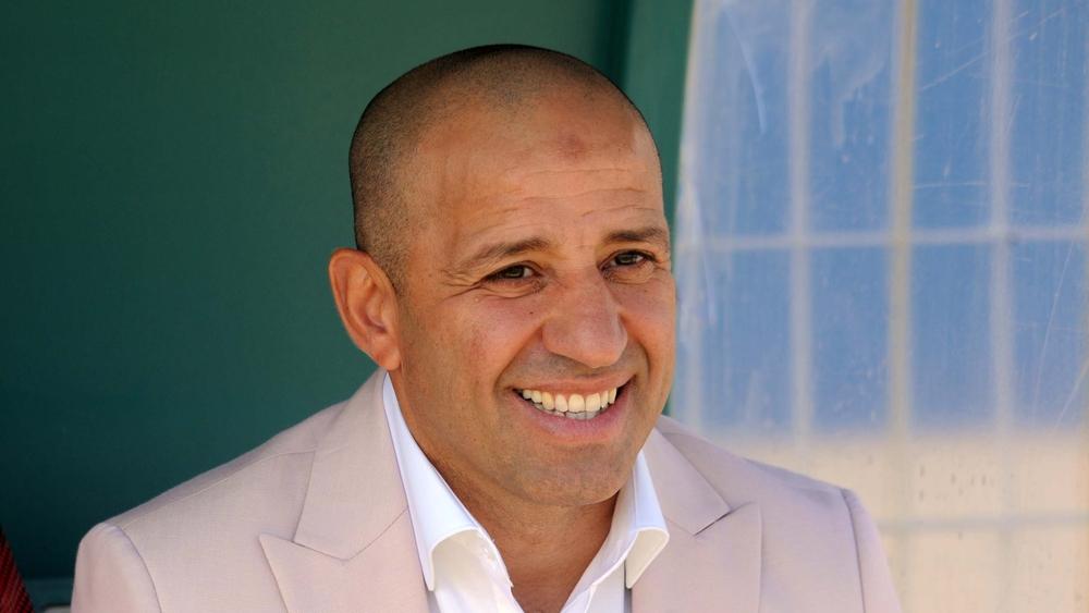 فوزي جمال حاضر لمتابعة مباراة أ.آسفي وش.المحمدية من الملعب تمهيدا لتعيينه كمدرب جديد لـ"القرش المسفيوي"